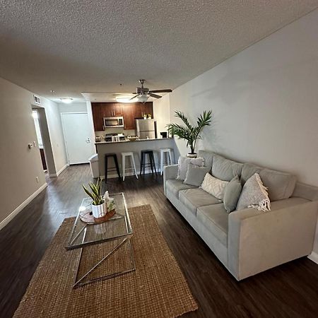 Incredible Two Bedroom Hollywood Apartments Free Parking Los Angeles Exterior photo