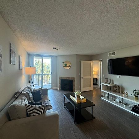 Incredible Two Bedroom Hollywood Apartments Free Parking Los Angeles Exterior photo