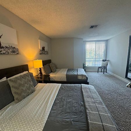 Incredible Two Bedroom Hollywood Apartments Free Parking Los Angeles Exterior photo