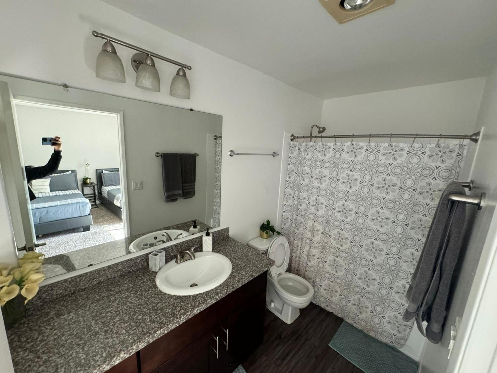Incredible Two Bedroom Hollywood Apartments Free Parking Los Angeles Exterior photo