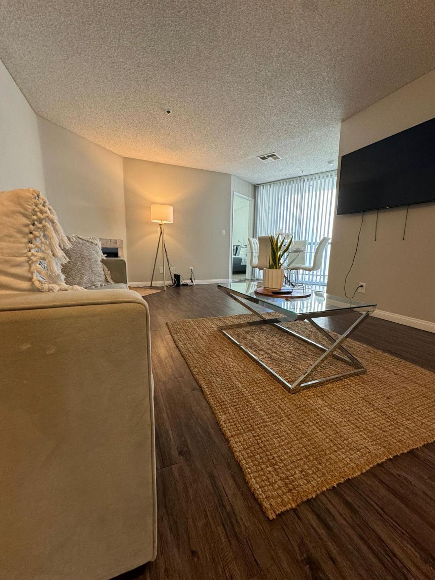 Incredible Two Bedroom Hollywood Apartments Free Parking Los Angeles Exterior photo