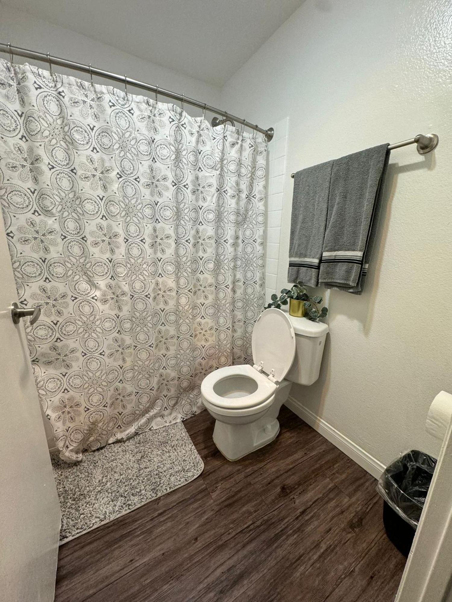 Incredible Two Bedroom Hollywood Apartments Free Parking Los Angeles Exterior photo