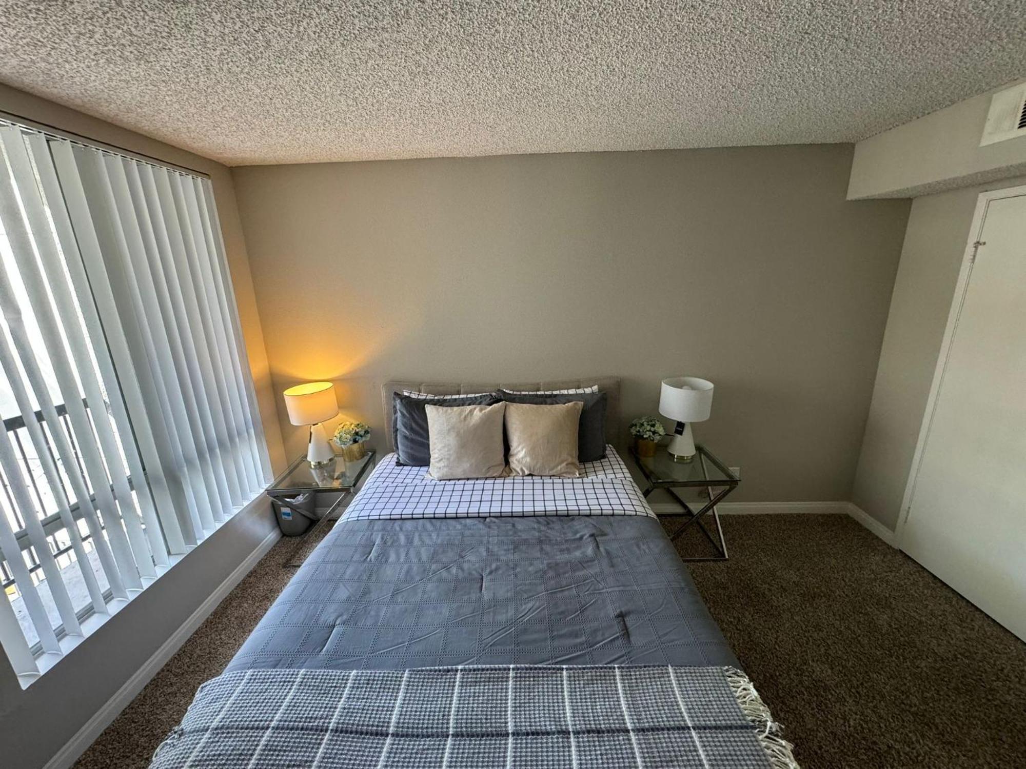 Incredible Two Bedroom Hollywood Apartments Free Parking Los Angeles Exterior photo