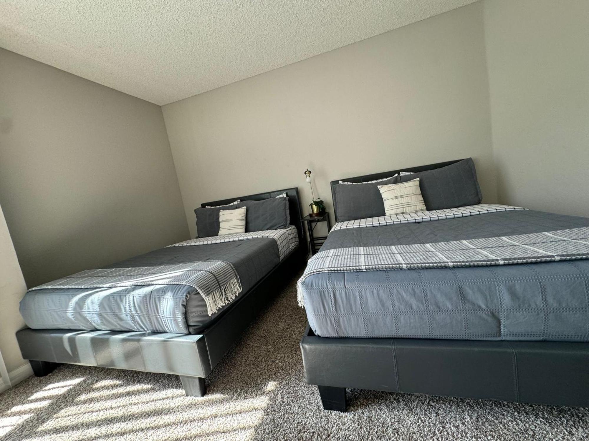 Incredible Two Bedroom Hollywood Apartments Free Parking Los Angeles Exterior photo