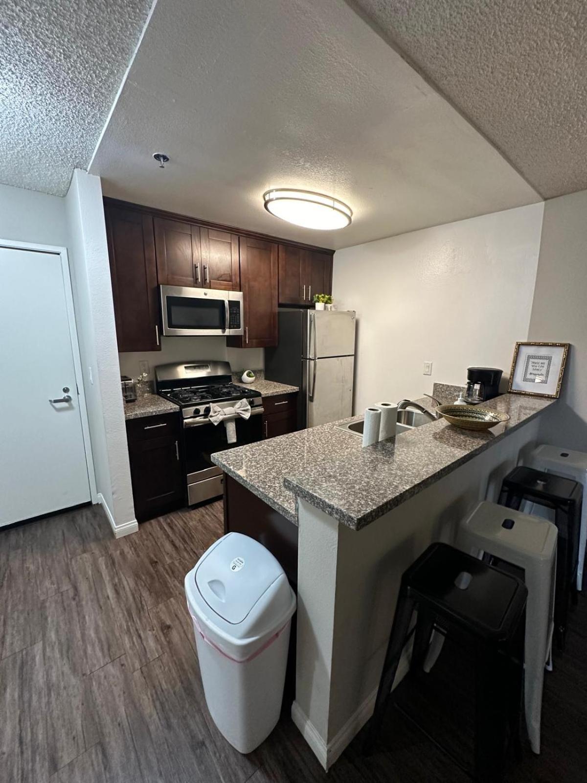 Incredible Two Bedroom Hollywood Apartments Free Parking Los Angeles Exterior photo