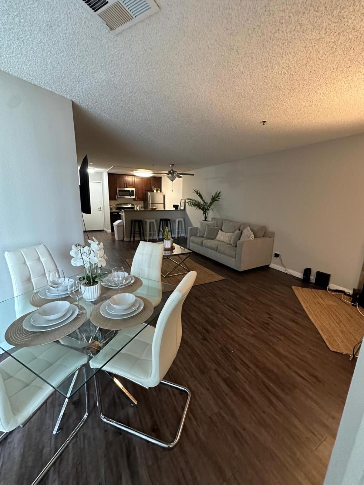 Incredible Two Bedroom Hollywood Apartments Free Parking Los Angeles Exterior photo
