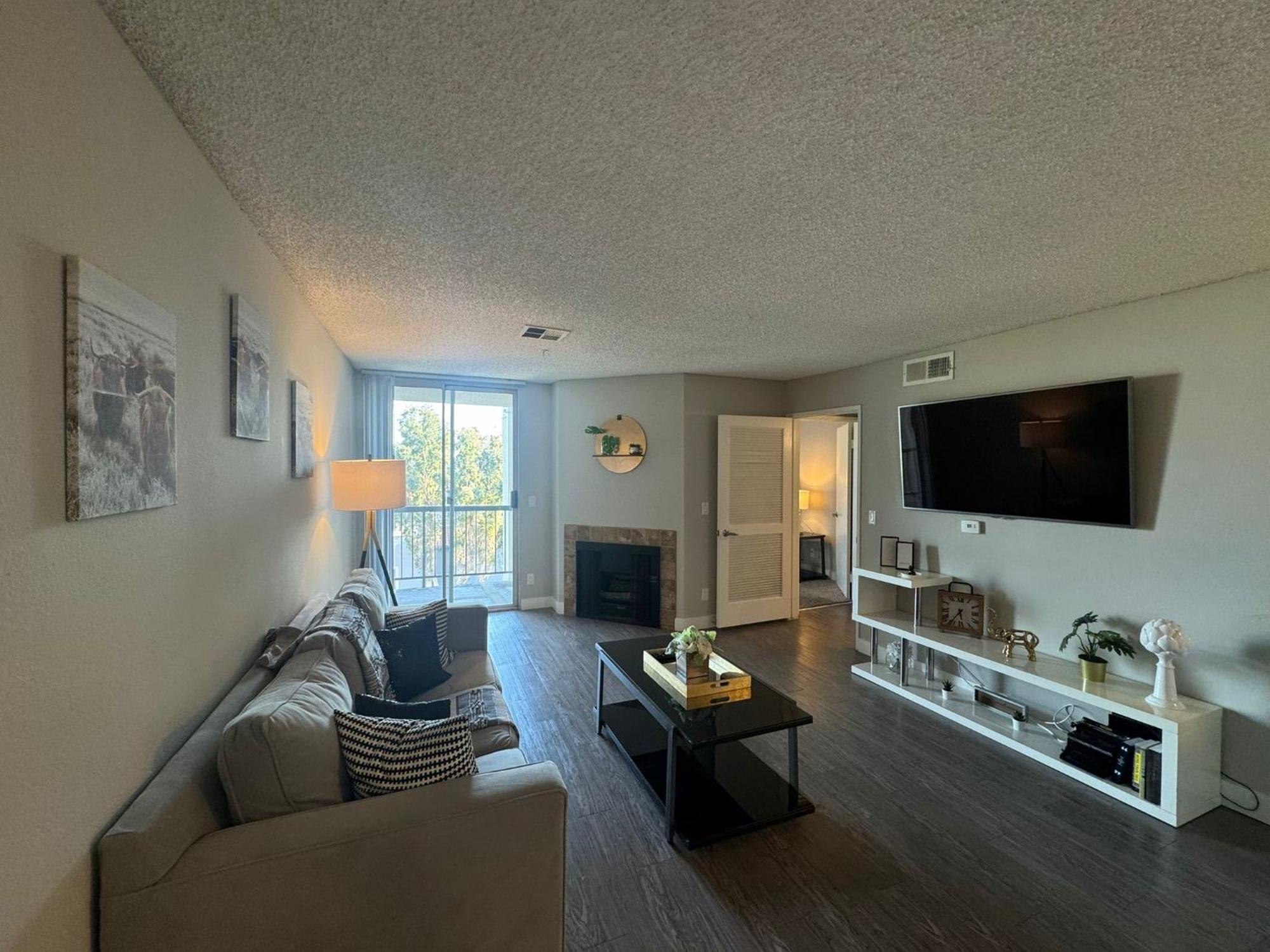 Incredible Two Bedroom Hollywood Apartments Free Parking Los Angeles Exterior photo