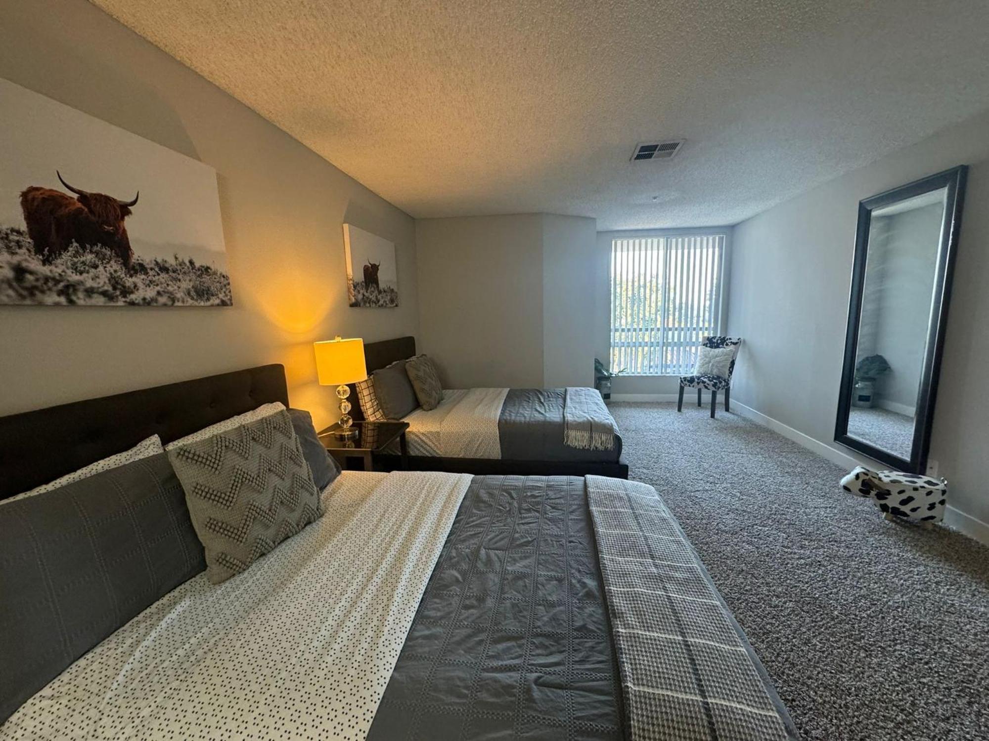 Incredible Two Bedroom Hollywood Apartments Free Parking Los Angeles Exterior photo