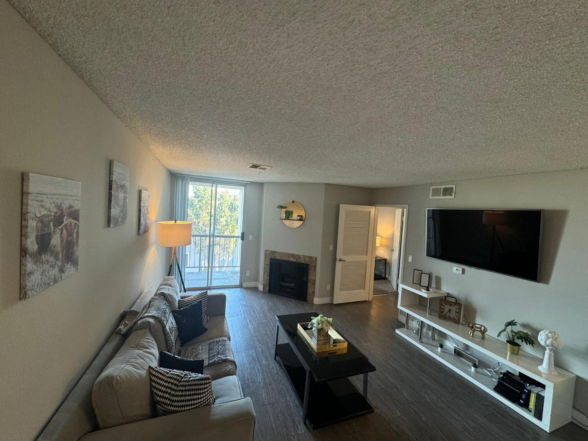 Incredible Two Bedroom Hollywood Apartments Free Parking Los Angeles Exterior photo