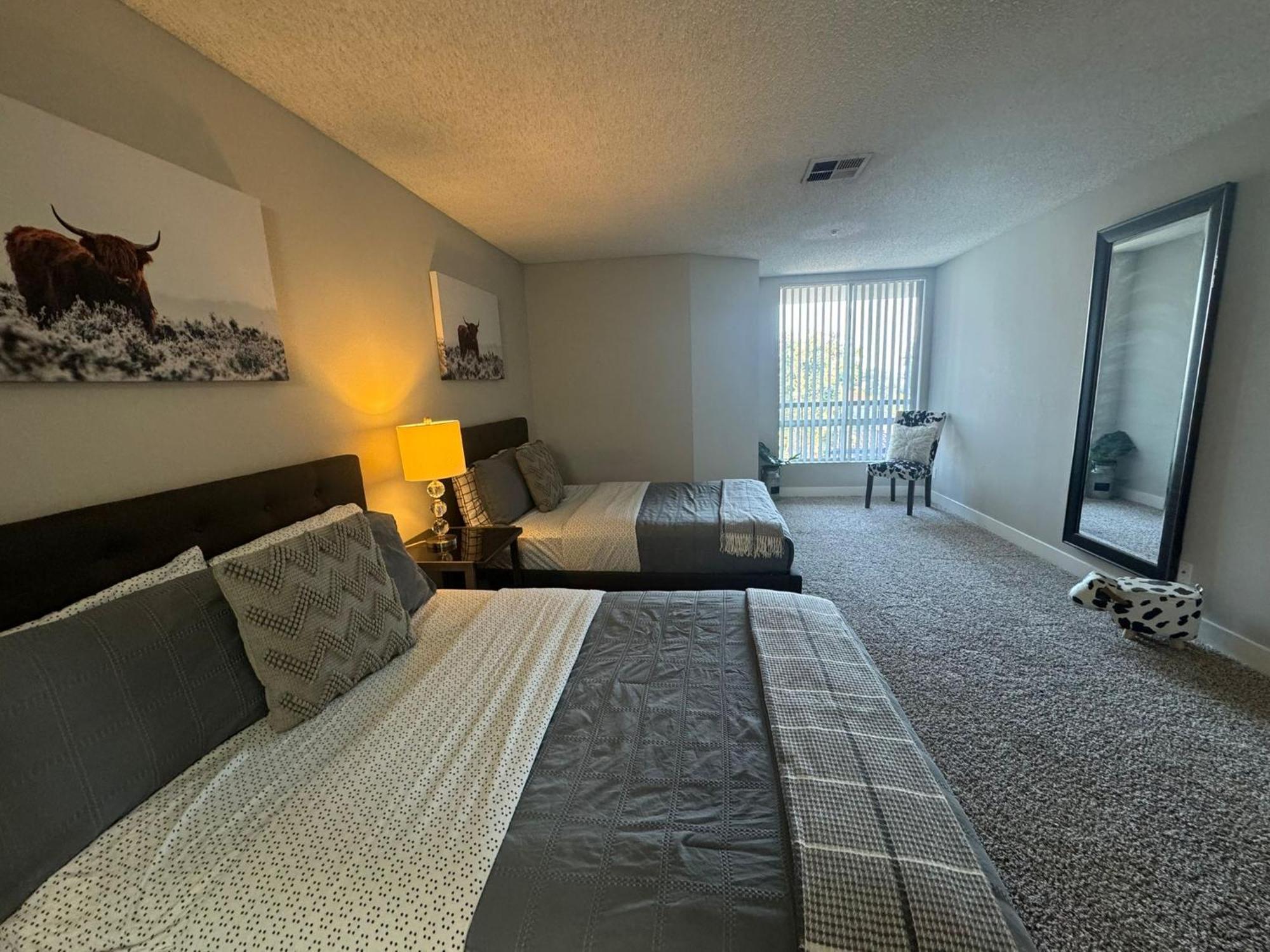 Incredible Two Bedroom Hollywood Apartments Free Parking Los Angeles Exterior photo