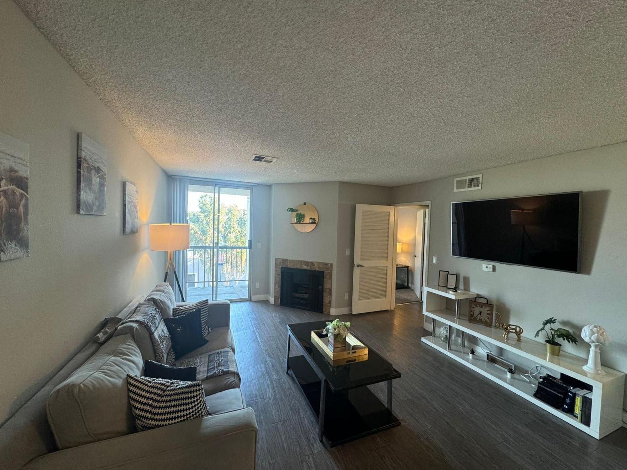 Incredible Two Bedroom Hollywood Apartments Free Parking Los Angeles Exterior photo