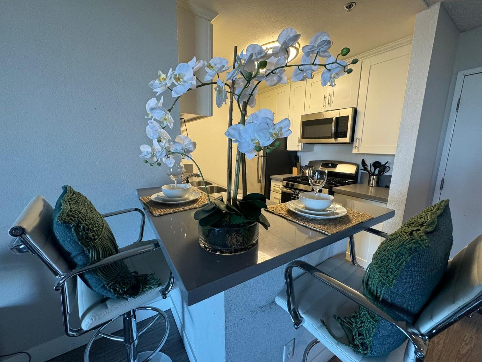 Incredible Two Bedroom Hollywood Apartments Free Parking Los Angeles Exterior photo