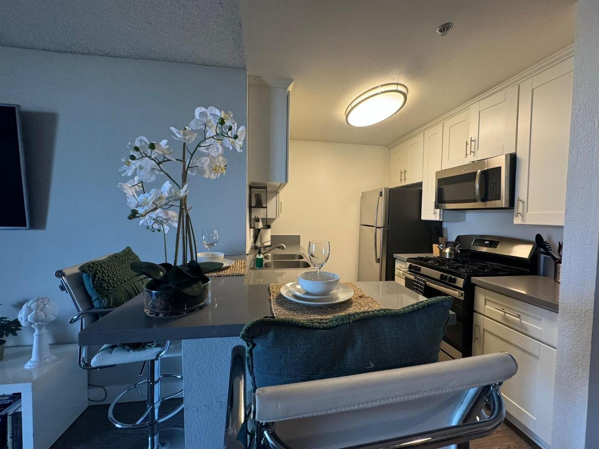 Incredible Two Bedroom Hollywood Apartments Free Parking Los Angeles Exterior photo