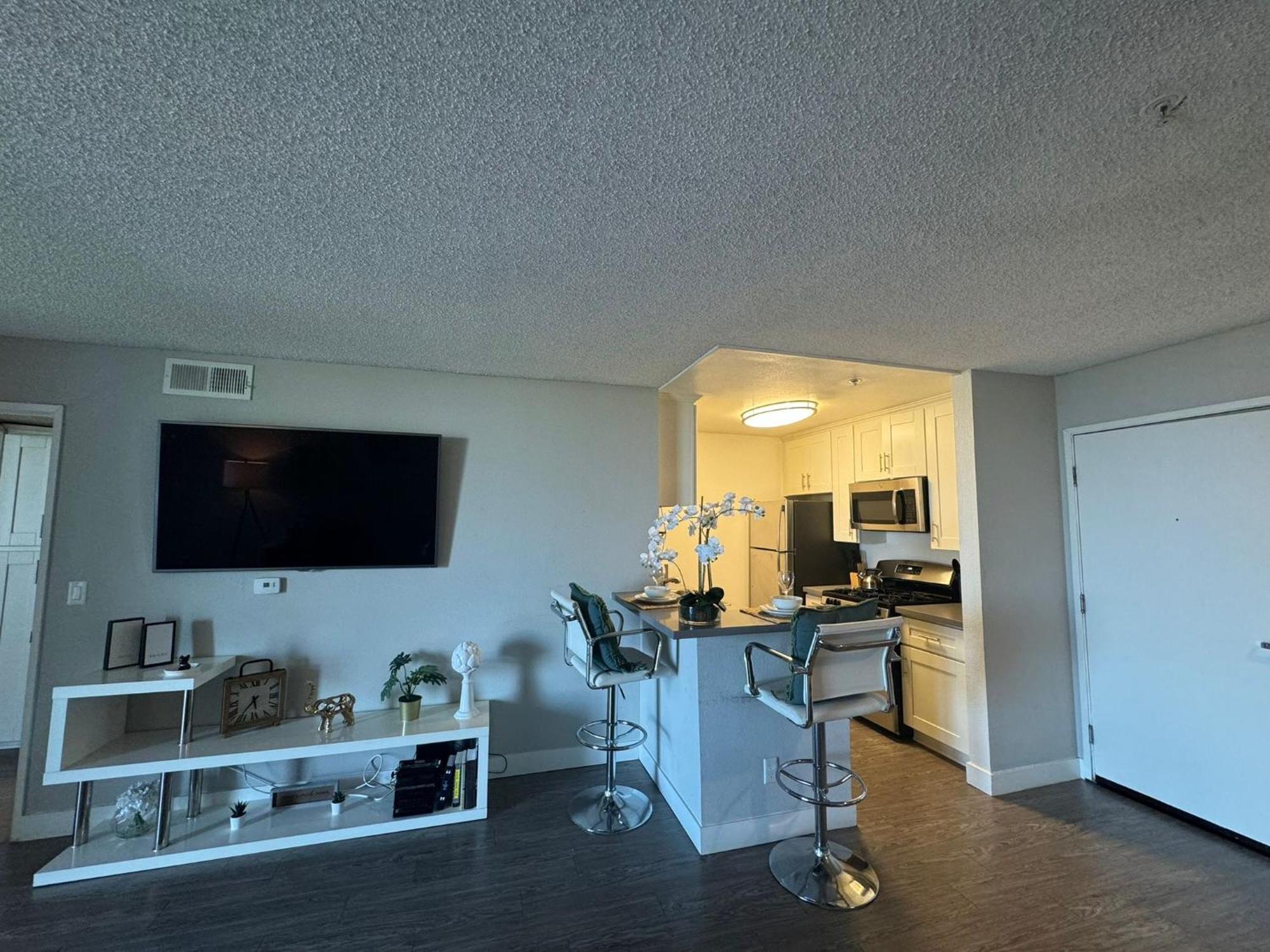 Incredible Two Bedroom Hollywood Apartments Free Parking Los Angeles Exterior photo