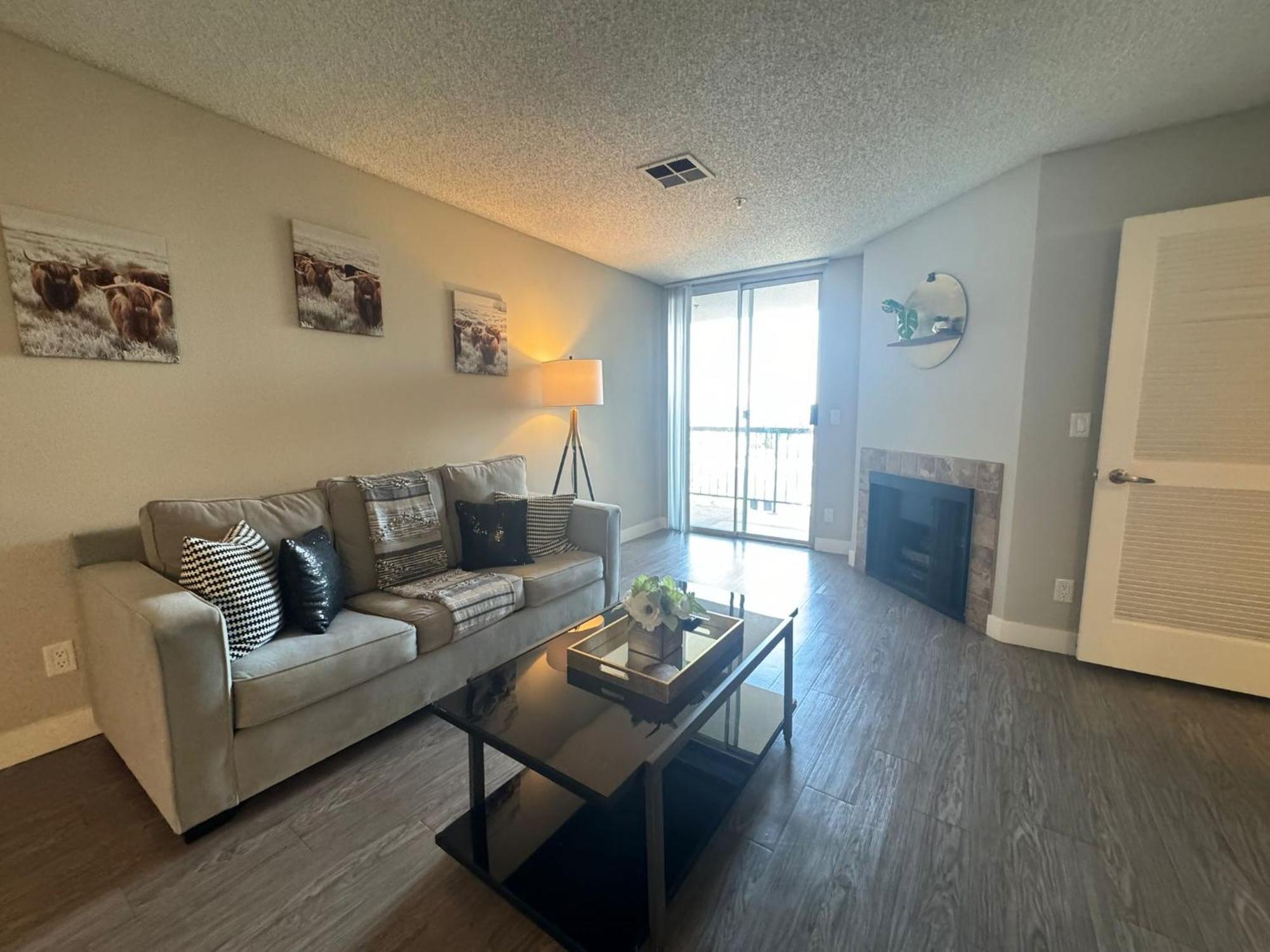 Incredible Two Bedroom Hollywood Apartments Free Parking Los Angeles Exterior photo