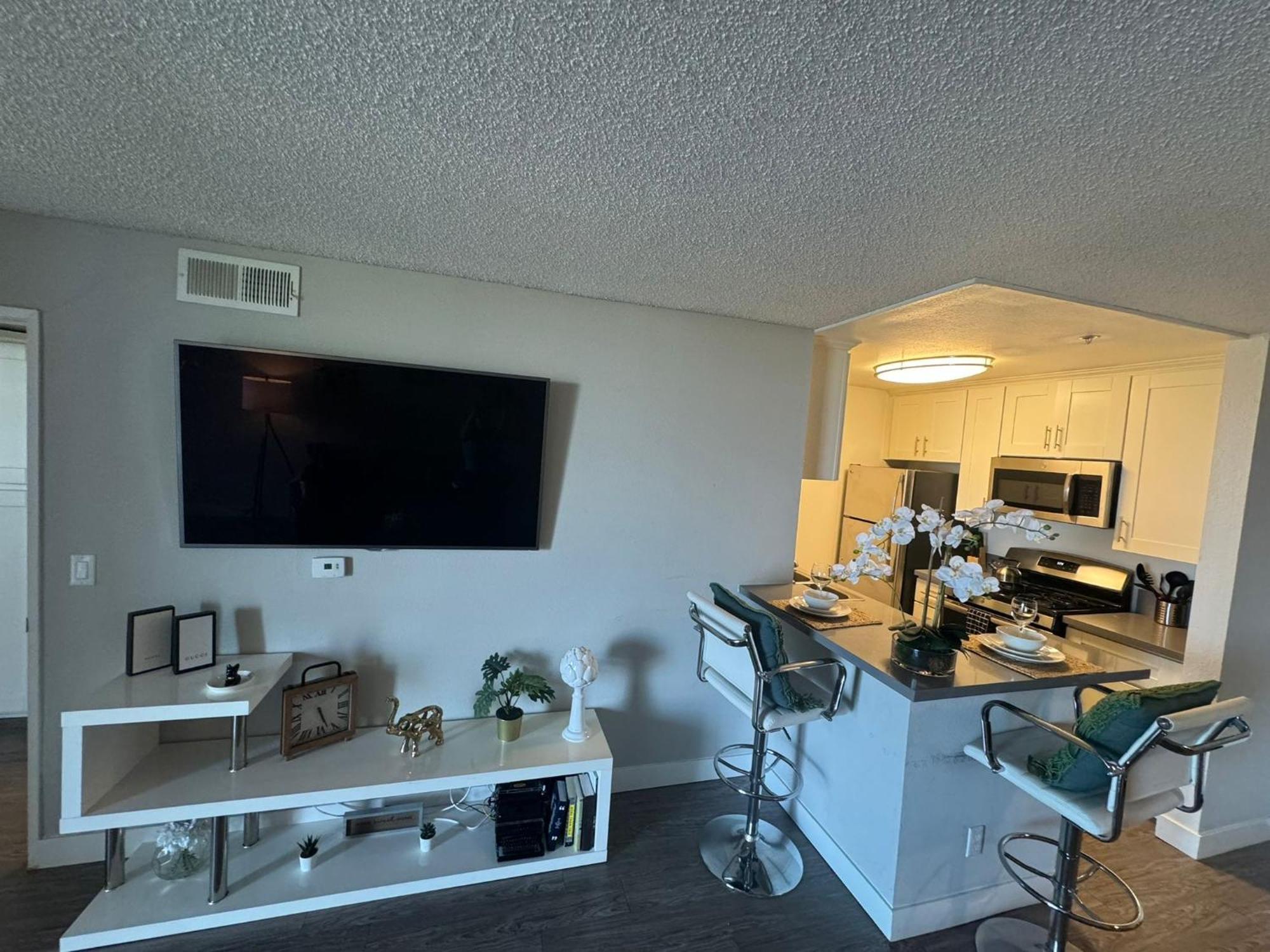 Incredible Two Bedroom Hollywood Apartments Free Parking Los Angeles Exterior photo