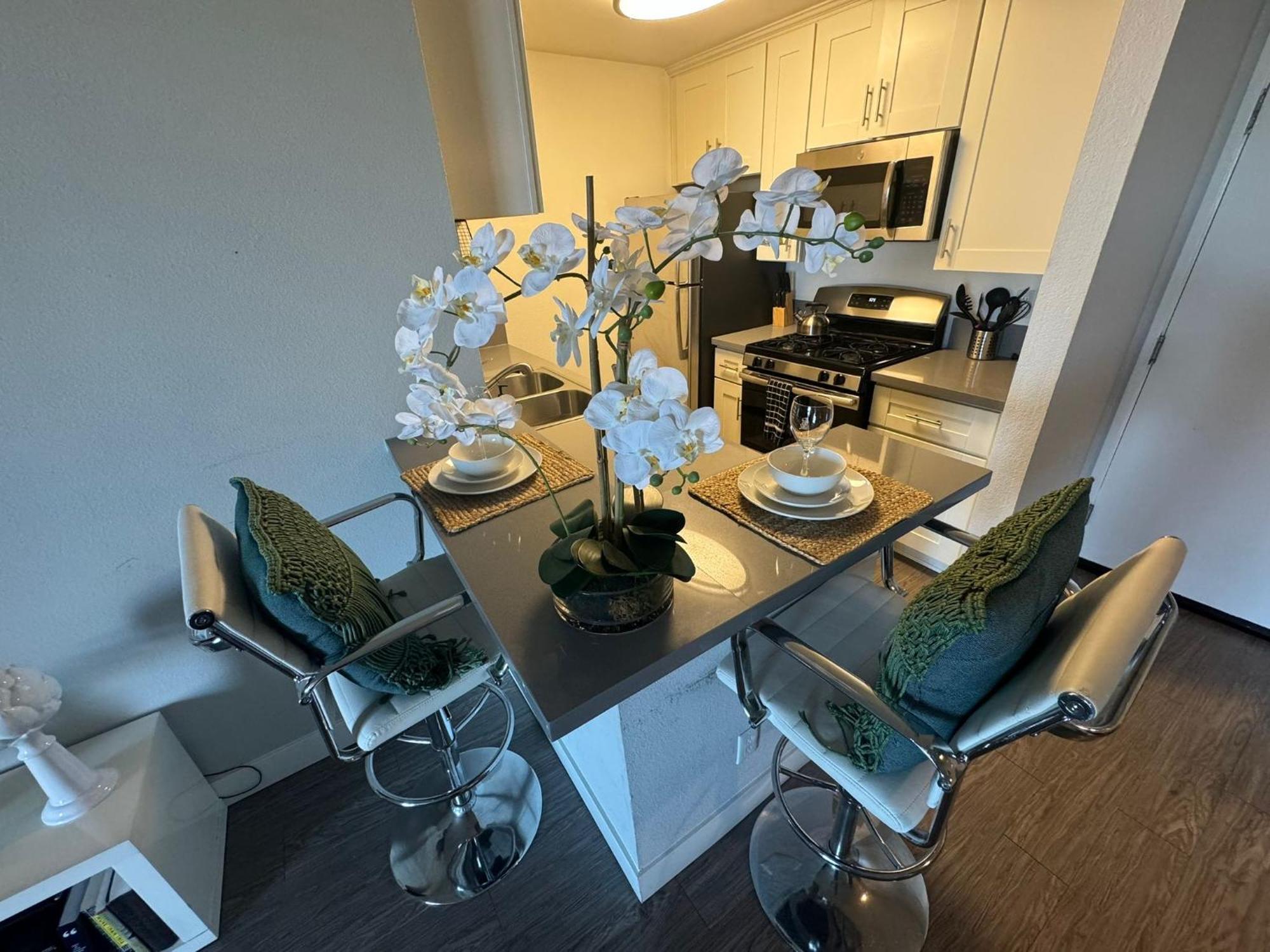 Incredible Two Bedroom Hollywood Apartments Free Parking Los Angeles Exterior photo