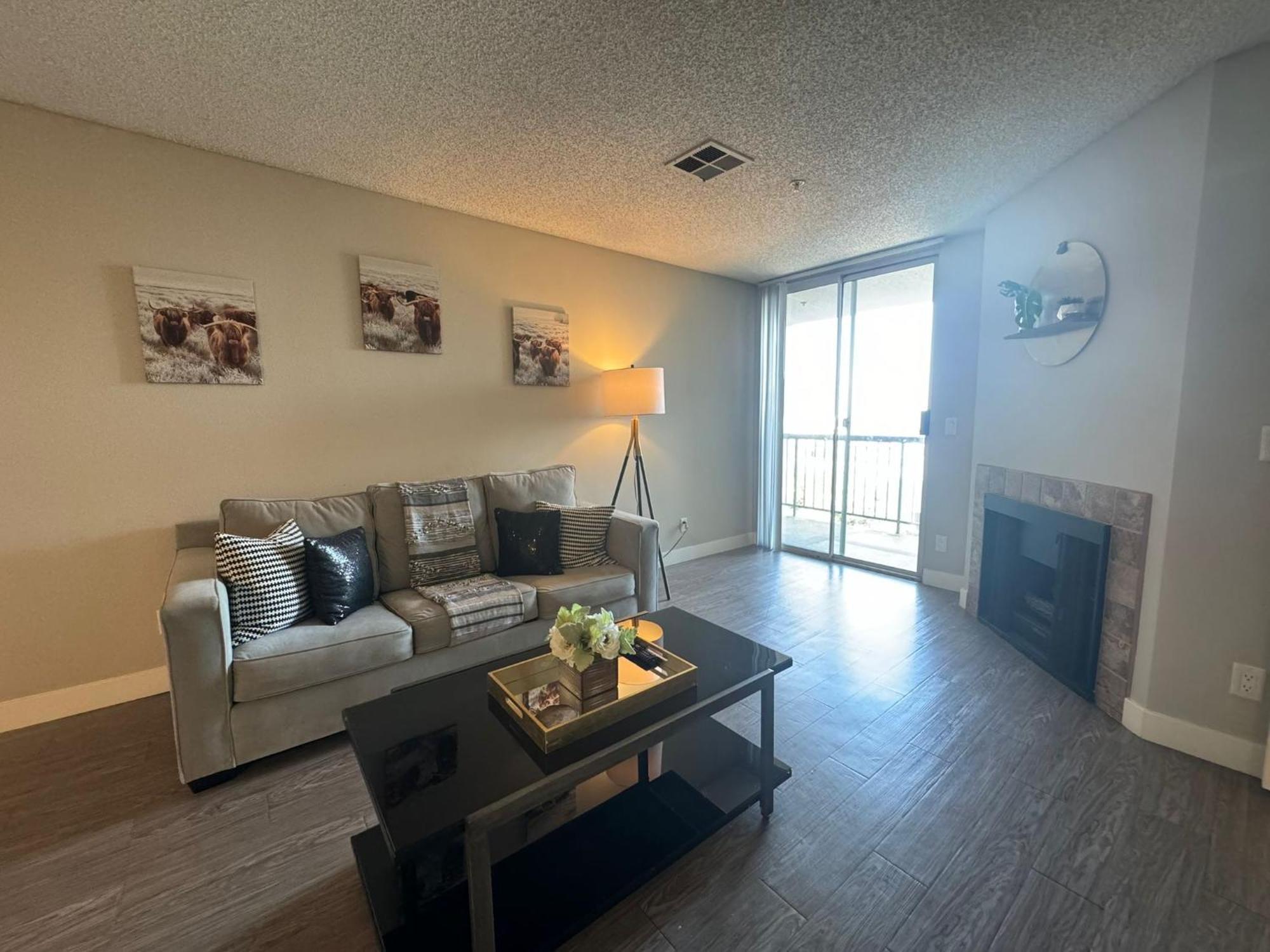 Incredible Two Bedroom Hollywood Apartments Free Parking Los Angeles Exterior photo
