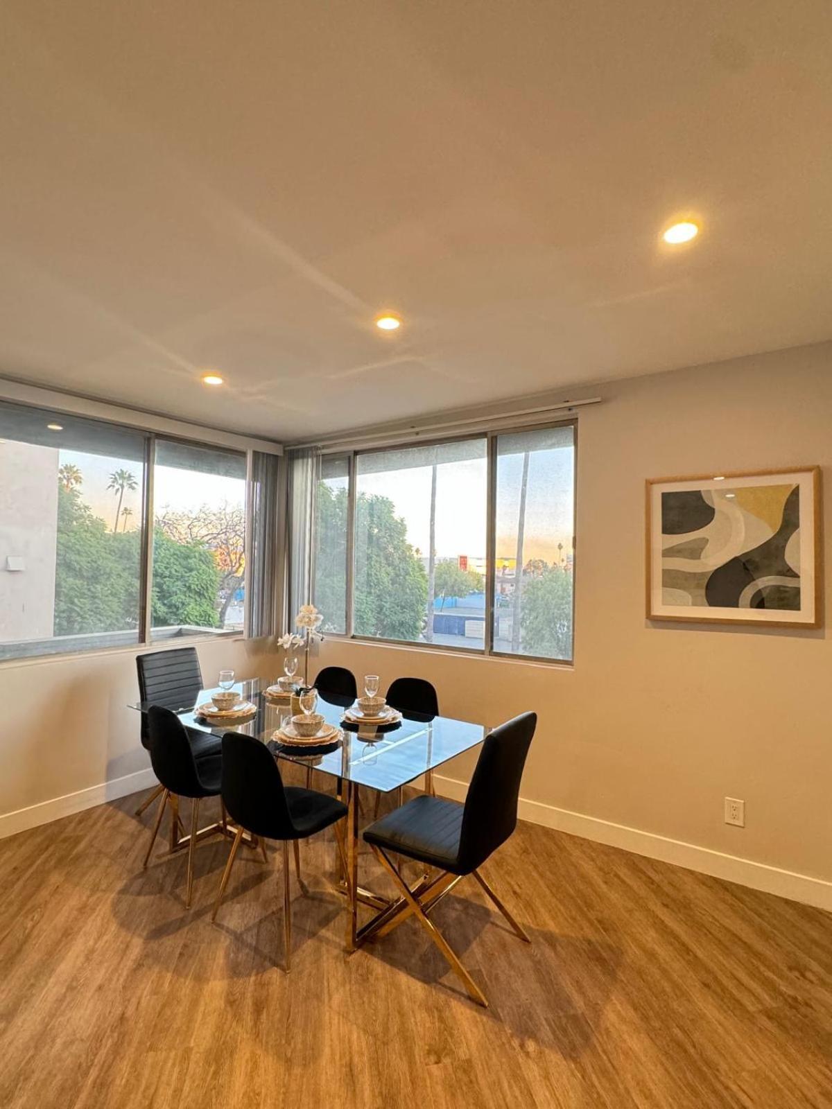 Incredible Two Bedroom Hollywood Apartments Free Parking Los Angeles Exterior photo
