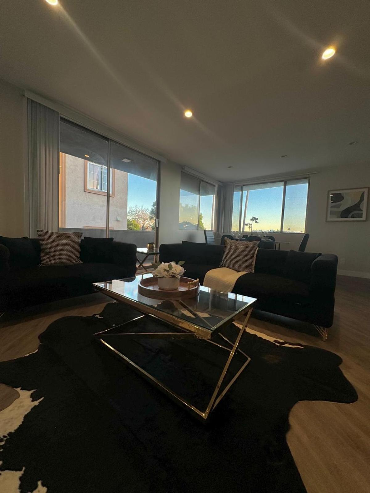 Incredible Two Bedroom Hollywood Apartments Free Parking Los Angeles Exterior photo