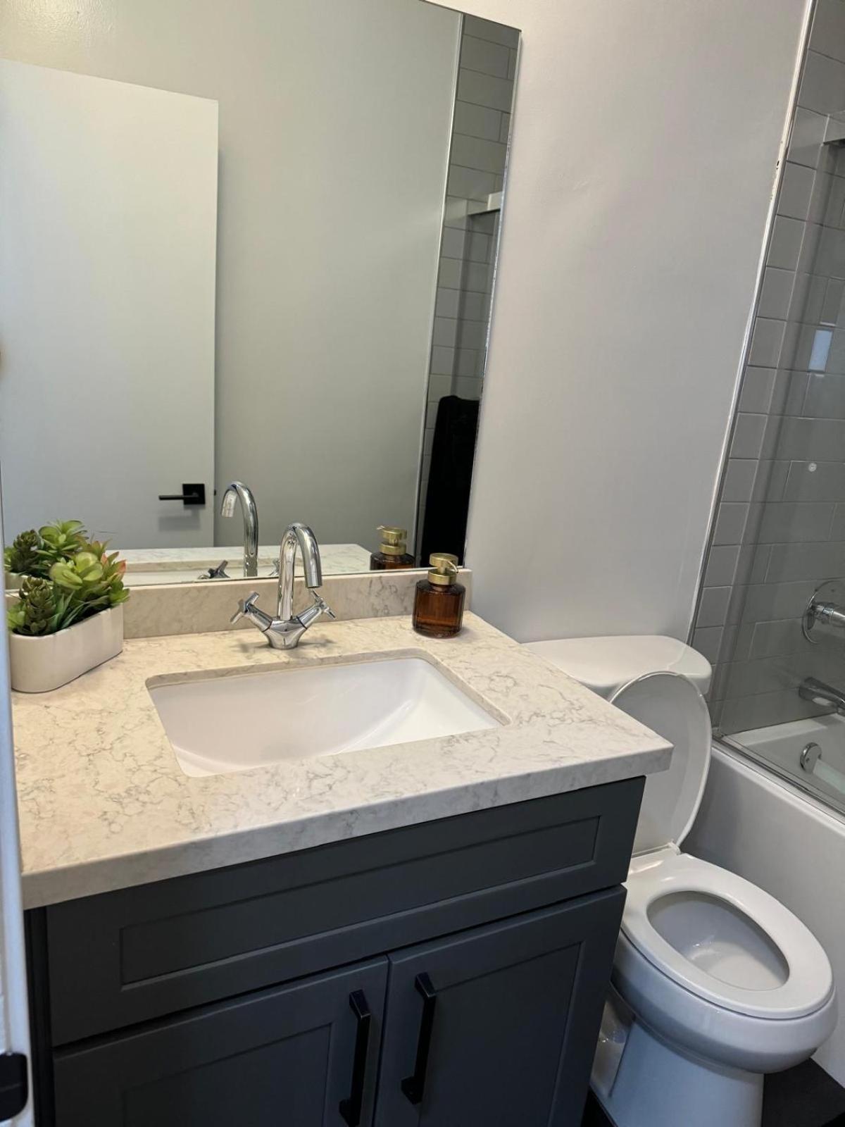 Incredible Two Bedroom Hollywood Apartments Free Parking Los Angeles Exterior photo