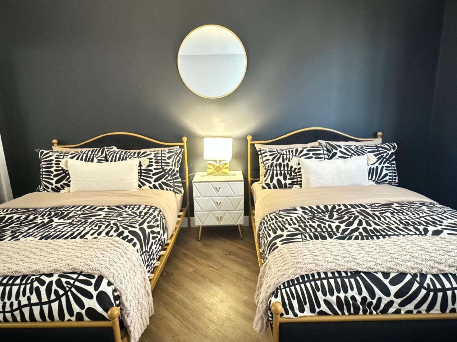 Incredible Two Bedroom Hollywood Apartments Free Parking Los Angeles Exterior photo