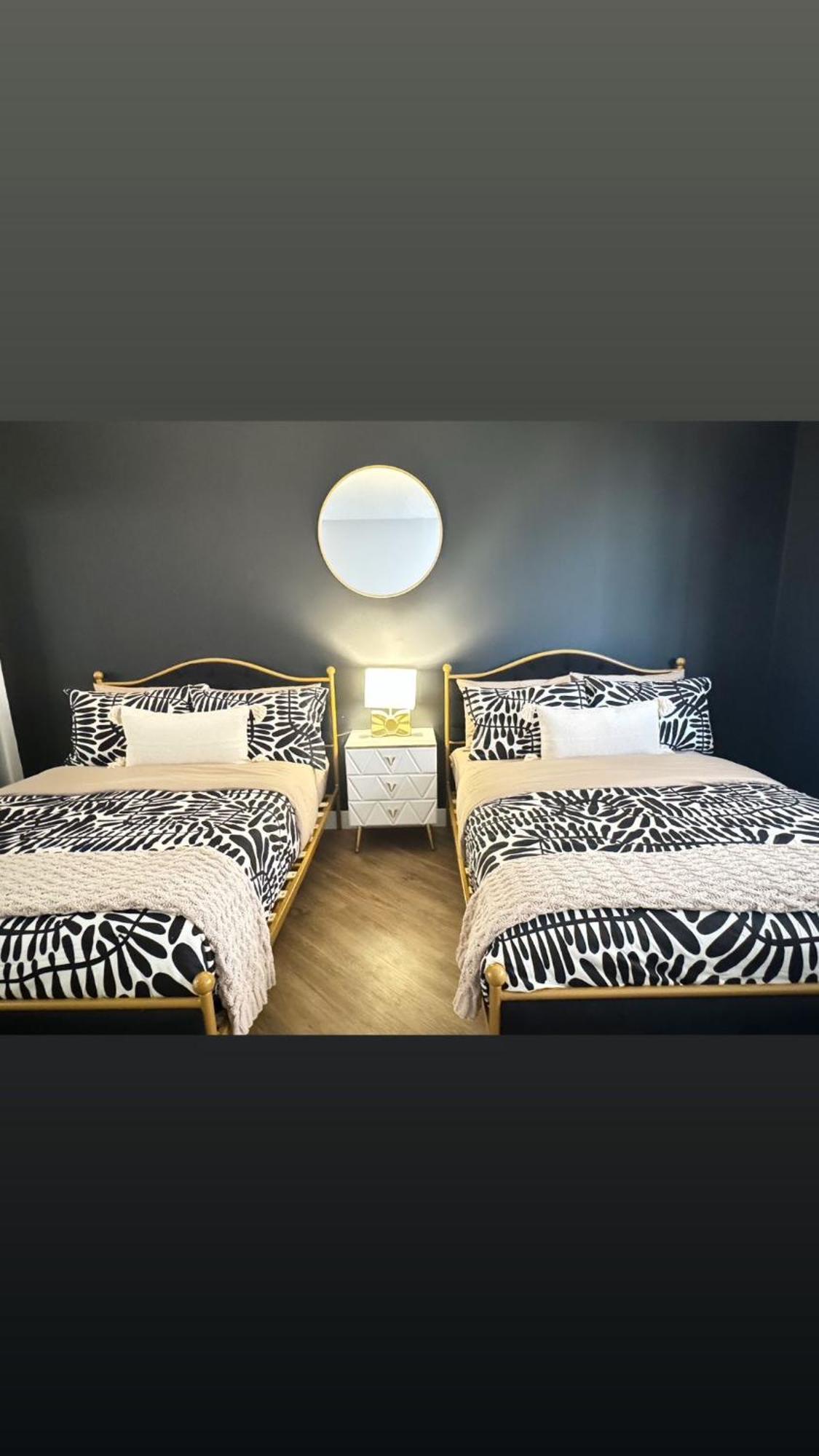 Incredible Two Bedroom Hollywood Apartments Free Parking Los Angeles Exterior photo