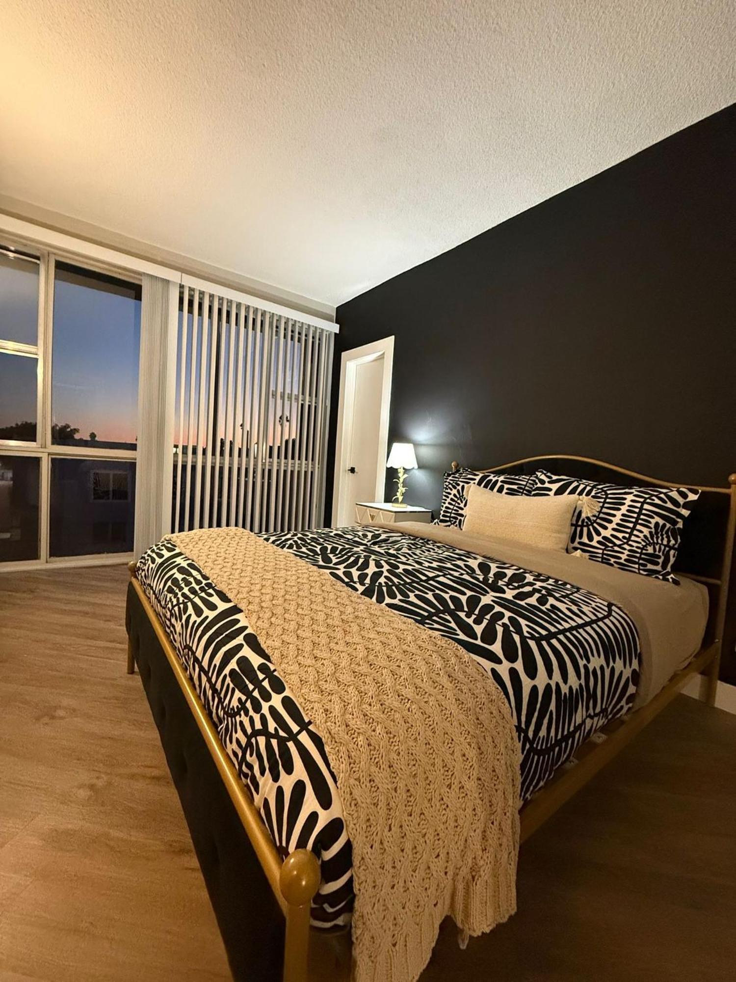 Incredible Two Bedroom Hollywood Apartments Free Parking Los Angeles Exterior photo